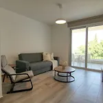 Apartment Phaedrus Living Coral Seabreeze