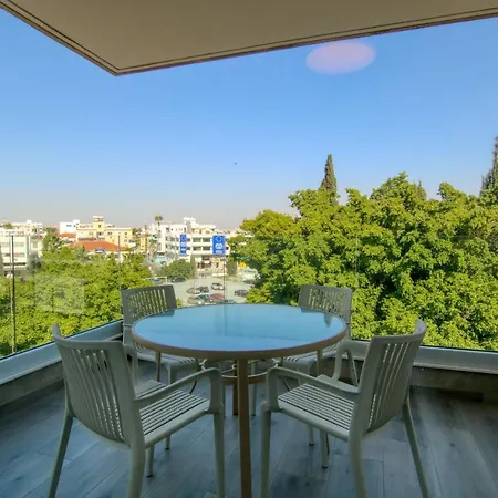 Phaedrus Living Coral Seabreeze Apartment